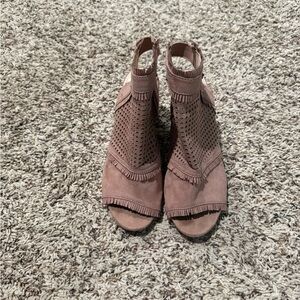 Open-Toe Perforated Fringe Sandal in Dusty Rose